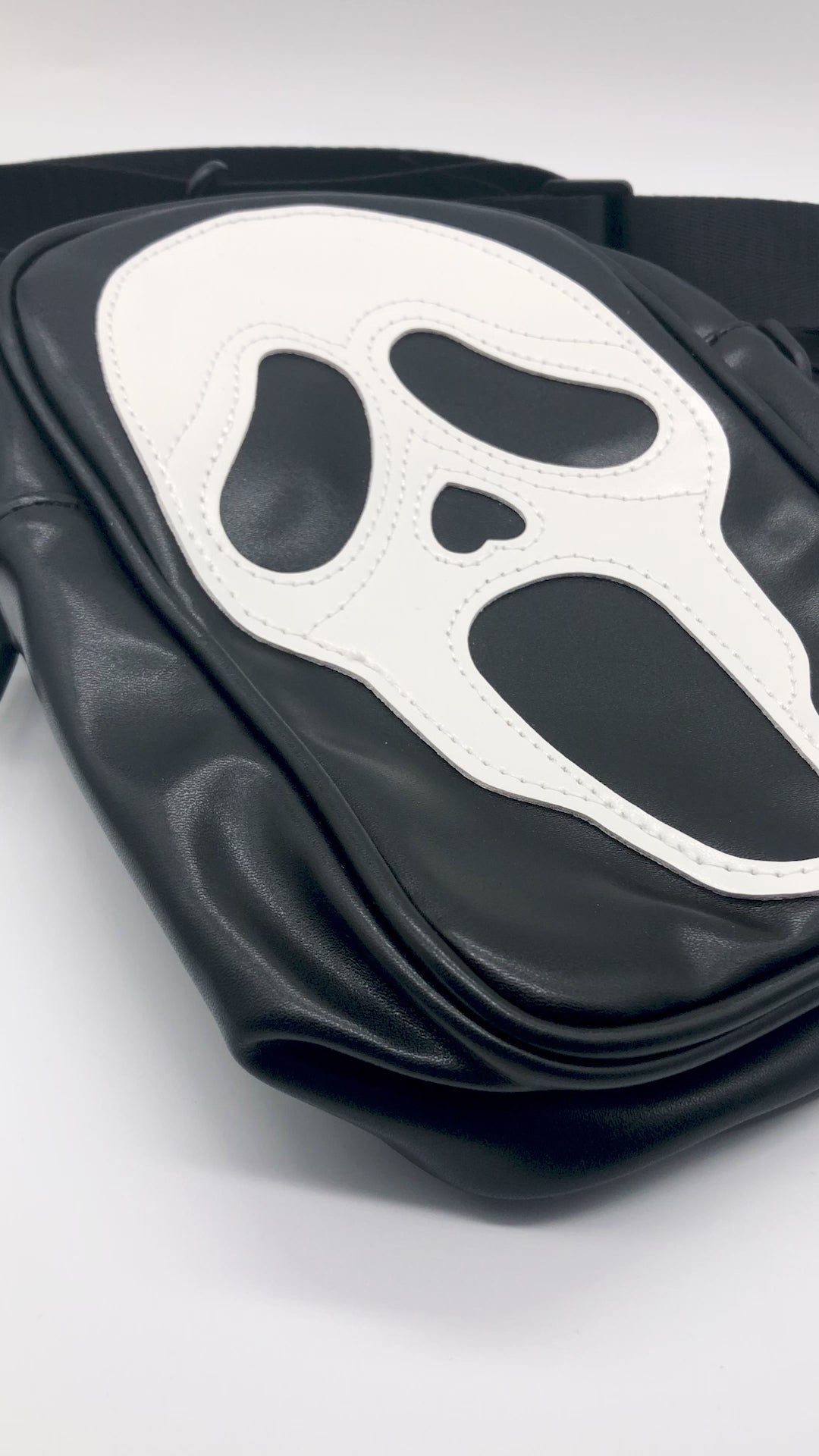 Video of Scream Mask Ghostface shoulder bag by Horrorfier