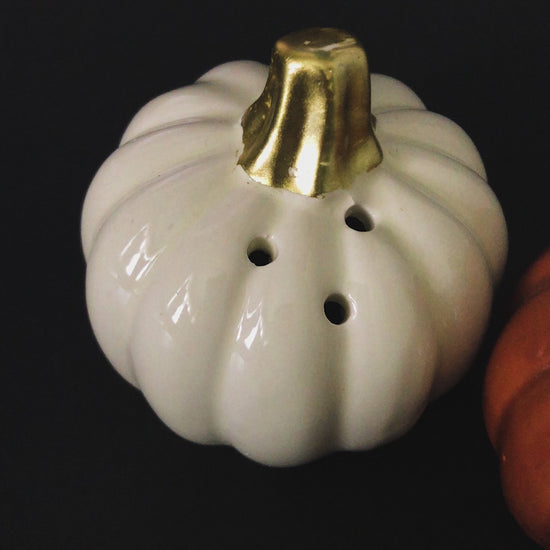 Video of Halloween pumpkin salt and pepper shakers